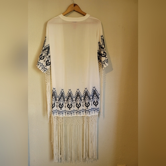V Cristina White and Navy Kimono - Picture 4 of 8
